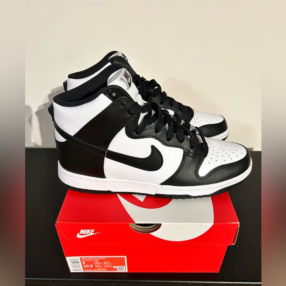 Men’s Black/White Nike Dunks size 9